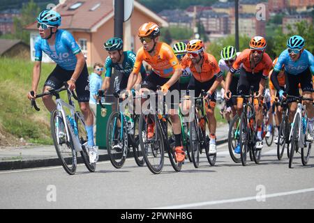 Oviedo, Asturies, Espagne. 30th avril 2023. Oviedo, Espagne, 30th avril 2023 : le cavalier d'Euskaltel - Euskadi, Ibai Azurmendi pendant la phase 3rd de la Vuelta a Asturias 2023 entre Cangas del Narcea et Oviedo, sur 30 avril 2023, à Oviedo, en Espagne. (Credit image: © Alberto Brevers/Pacific Press via ZUMA Press Wire) USAGE ÉDITORIAL SEULEMENT! Non destiné À un usage commercial ! Banque D'Images