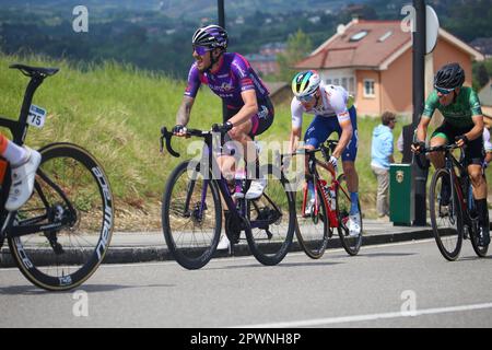 Oviedo, Asturies, Espagne. 30th avril 2023. Oviedo, Espagne, le 30th avril 2023 : le cavalier Burgos-BH, Angel Madrazo pendant la phase 3rd de Vuelta a Asturias 2023 entre Cangas del Narcea et Oviedo, sur 30 avril 2023, à Oviedo, Espagne. (Credit image: © Alberto Brevers/Pacific Press via ZUMA Press Wire) USAGE ÉDITORIAL SEULEMENT! Non destiné À un usage commercial ! Banque D'Images