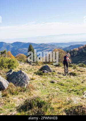 Homme à vélo de montagne électrique lors d'une excursion en vélo dans les Vosges, France Banque D'Images