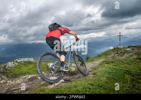 Vue arrière du vélo de montagne en montée, Trentin-Haut-Adige, Italie Banque D'Images