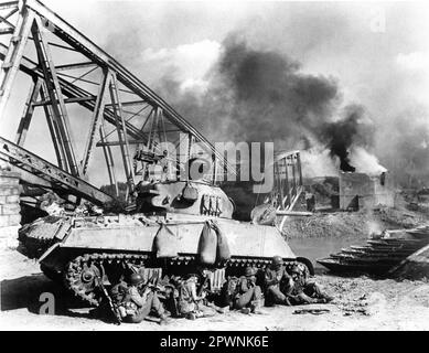 Tank by Destroyed Bridge in Kelly'S HEROES 1970 réalisateur BRIAN G. HUTTON écrivain Troy Kennedy-Martin musique Lalo Schifrin Yougoslavie - USA co-production Katzka-Loeb / Avala film / The Warriors Company / Metro Goldwyn Mayer (MGM) Banque D'Images