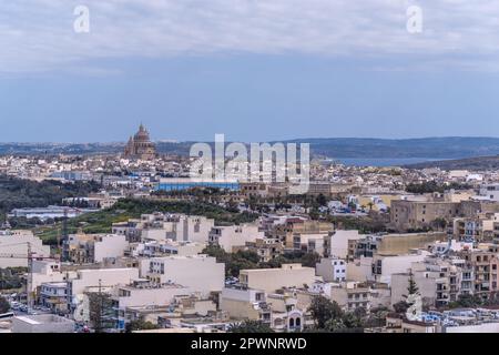 Vue panoramique de la ville principale sur l'île de Gozo, vue de la célèbre Citadelle (il-Kastell) - Rabat ou Victoria, Gozo, Malte. Banque D'Images