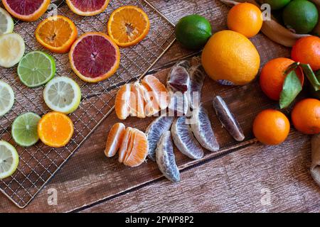 Orange, rouge, violet agrumes sur table en bois Banque D'Images