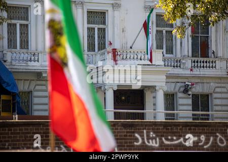 Le texte farsi sur le mur en face de l'ambassade de la République islamique d'Iran à Londres se lit comme suit : « faites reposer votre âme en paix, Reza Shah ». PAH du roi Reza Banque D'Images