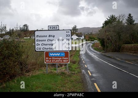 R263 route sauvage de la voie de l'atlantique par un jour couvert humide dans la région de gaeltacht du comté de donegal république d'irlande Banque D'Images