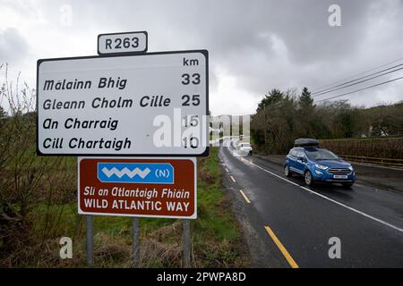 voitures de tourisme du nord de l'irlande sur la route sauvage Atlantic Way R263 lors d'une journée humide couverte dans la région de gaeltacht du comté de donegal république d'irlande Banque D'Images