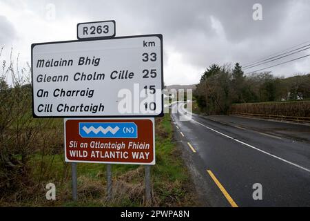 R263 route sauvage de la voie de l'atlantique par un jour couvert humide dans la région de gaeltacht du comté de donegal république d'irlande Banque D'Images