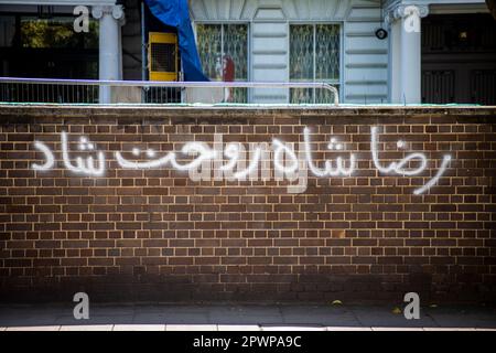 Le texte farsi sur le mur en face de l'ambassade de la République islamique d'Iran à Londres se lit comme suit : « faites reposer votre âme en paix, Reza Shah ». PAH du roi Reza Banque D'Images