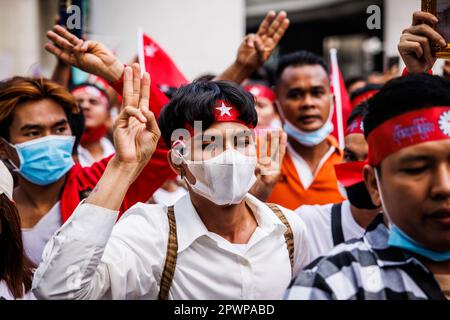 Bangkok, Thaïlande. 1st mai 2023. Les gens saluent les trois doigts lors d'une marche organisée par les travailleurs migrants du Myanmar à Bangkok, Thaïlande, lundi, 01 mai 2023. (Credit image: © Andre Malerba/ZUMA Press Wire) USAGE ÉDITORIAL SEULEMENT! Non destiné À un usage commercial ! Crédit : ZUMA Press, Inc./Alay Live News Banque D'Images