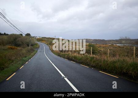 conduite le long de la route sauvage atlantic way r263 près de largy dans le comté de donegal république d'irlande Banque D'Images