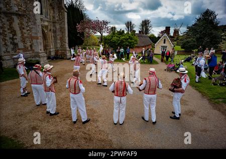 Thaxted, Angleterre Royaume-Uni GB. 01st mai 2023. Thaxted May Day Morris Dancing 1 mai 2023  Thaxted Morris Men in Red and White et Blackmore Morris in Blue dance in the Grounds of Thaxted Church le 2023 mai avec la maison des alms du 18th siècle et la troupe du 17th siècle et le moulin de John Webb du 19th siècle comme toile de fond. Le cerisier arrière gauche a été planté par Conrad Noel le Vicaire rouge de Thaxted au début du siècle 20th. Photo par crédit: BRIAN HARRIS/Alay Live News Banque D'Images