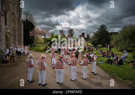 Thaxted, Angleterre Royaume-Uni GB. 01st mai 2023. Thaxted May Day Morris Dancing 1 mai 2023  Thaxted Morris Men in Red and White et Blackmore Morris in Blue dance in the Grounds of Thaxted Church le 2023 mai avec la maison des alms du 18th siècle et la troupe du 17th siècle et le moulin de John Webb du 19th siècle comme toile de fond. Le cerisier arrière gauche a été planté par Conrad Noel le Vicaire rouge de Thaxted au début du siècle 20th. Photo par crédit: BRIAN HARRIS/Alay Live News Banque D'Images