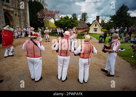 Thaxted, Angleterre Royaume-Uni GB. 01st mai 2023. Thaxted May Day Morris Dancing 1 mai 2023  Thaxted Morris Men in Red and White et Blackmore Morris in Blue dance in the Grounds of Thaxted Church le 2023 mai avec la maison des alms du 18th siècle et la troupe du 17th siècle et le moulin de John Webb du 19th siècle comme toile de fond. Le cerisier arrière gauche a été planté par Conrad Noel le Vicaire rouge de Thaxted au début du siècle 20th. Photo par crédit: BRIAN HARRIS/Alay Live News Banque D'Images