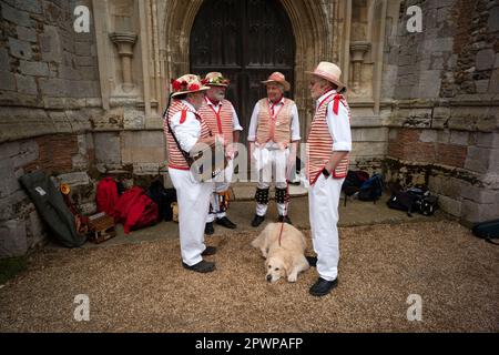 Thaxted, Angleterre Royaume-Uni GB. 01st mai 2023. Thaxted May Day Morris Dancing 1 mai 2023  Thaxted Morris Men in Red and White et Blackmore Morris in Blue dance in the Grounds of Thaxted Church le 2023 mai avec la maison des alms du 18th siècle et la troupe du 17th siècle et le moulin de John Webb du 19th siècle comme toile de fond. Le cerisier arrière gauche a été planté par Conrad Noel le Vicaire rouge de Thaxted au début du siècle 20th. Photo par crédit: BRIAN HARRIS/Alay Live News Banque D'Images