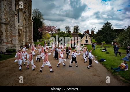 Thaxted, Angleterre Royaume-Uni GB. 01st mai 2023. Thaxted May Day Morris Dancing 1 mai 2023  Thaxted Morris Men in Red and White et Blackmore Morris in Blue dance in the Grounds of Thaxted Church le 2023 mai avec la maison des alms du 18th siècle et la troupe du 17th siècle et le moulin de John Webb du 19th siècle comme toile de fond. Le cerisier arrière gauche a été planté par Conrad Noel le Vicaire rouge de Thaxted au début du siècle 20th. Photo par crédit: BRIAN HARRIS/Alay Live News Banque D'Images