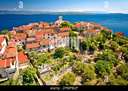 Village méditerranéen de Beli sur l'île de Cres vue aérienne, archipel de Kvarner en Croatie Banque D'Images