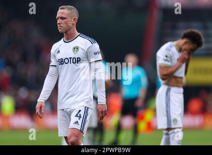 Adam Forshaw de Leeds United semble abattu après le coup de sifflet final du match de la Premier League au stade Vitality, à Bournemouth. Date de la photo: Dimanche 30 avril 2023. Banque D'Images