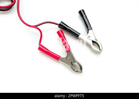 Câble de connexion et de charge à clipser rouge et noir pour batterie 12 V isolée sur fond blanc Banque D'Images
