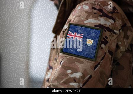 Anguilla Soldat. Soldat avec drapeau Anguilla, drapeau Anguilla sur un uniforme militaire. Vêtements de camouflage Banque D'Images