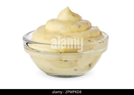 Sauce tartare dans un bol transparent en verre isolé sur fond blanc. Banque D'Images