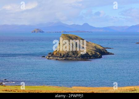 Île de Tulm et les Hébrides extérieures au loin, Duntumm, île de Skye, Écosse, Royaume-Uni. Banque D'Images