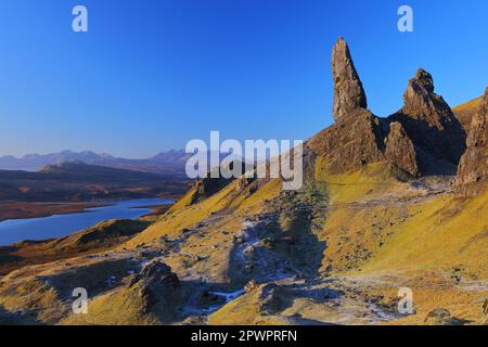 Soleil matinal chaud sur le vieil homme de Storr, île de Skye, Écosse, Royaume-Uni. Banque D'Images