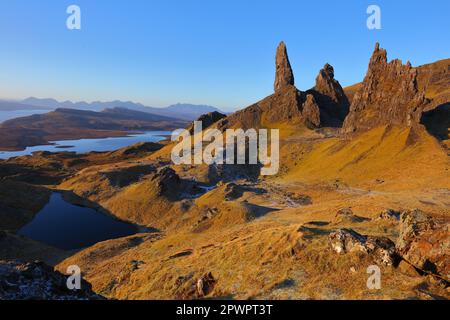 Soleil matinal chaud sur le vieil homme de Storr, île de Skye, Écosse, Royaume-Uni. Banque D'Images