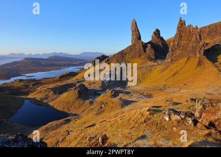 Soleil matinal chaud sur le vieil homme de Storr, île de Skye, Écosse, Royaume-Uni. Banque D'Images