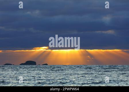 Rayons crépusculaires sur l'horizon à Duntulm, île de Skye, Écosse, Royaume-Uni. Banque D'Images