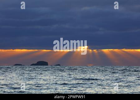 Rayons crépusculaires sur l'horizon à Duntulm, île de Skye, Écosse, Royaume-Uni. Banque D'Images