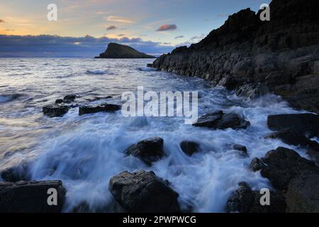 Vagues éclaboussant sur des rochers à Tulm Bay, Duntumm, île de Skye, Écosse, Royaume-Uni. Banque D'Images