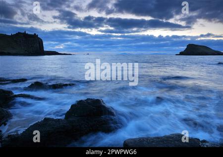 Baie de Tulm et château de Duntulm après le coucher du soleil, Duntulm, île de Skye, Écosse, Royaume-Uni. Banque D'Images