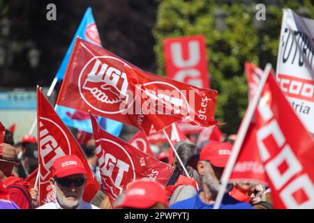 Oviedo, Espagne, 1 mai 2023: Drapeaux de l'un des syndicats qui ont appelé à la manifestation pendant la manifestation de 1 mai 2023, augmenter les salaires, baisser les prix, distribuer les avantages, Sur 01 mai 2023, à Oviedo, Espagne. Credit: Alberto Brevers / Alay Live News. Banque D'Images