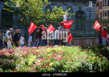 Oviedo, Espagne, 1 mai 2023: Drapeaux de l'un des syndicats qui ont appelé à la manifestation pendant la manifestation de 1 mai 2023, augmenter les salaires, baisser les prix, distribuer les avantages, Sur 01 mai 2023, à Oviedo, Espagne. Credit: Alberto Brevers / Alay Live News. Banque D'Images