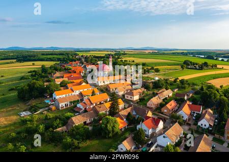 Vue aérienne sur Palkonya qui est un village d'une rue situé à l'extrémité nord-est des monts Villány, Winecountry. Célèbre pour la plupart sm Banque D'Images