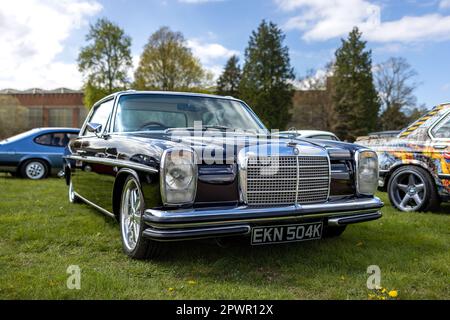 1971 Mercedes Benz 250 ce ‘EKN 504K’ en exposition au Scramble d’avril qui s’est tenu au Bicester Heritage Centre le 23rd avril 2023. Banque D'Images