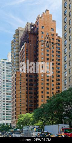 Une tour Art déco partagée : bureaux de l'université de Fordham dans le petit segment de Columbus Ave., appartements d'appartements Sofia dans la tour Ouest 61st Street. Banque D'Images