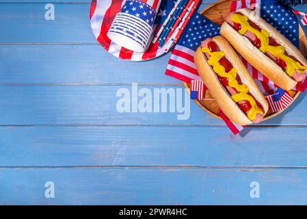 USA pique-nique Patriotic vacances hot dogs. Chien chaud patriotique américain sur plaque en bois, avec drapeau américain. Fête de l'indépendance le 4th juillet, Mem Banque D'Images