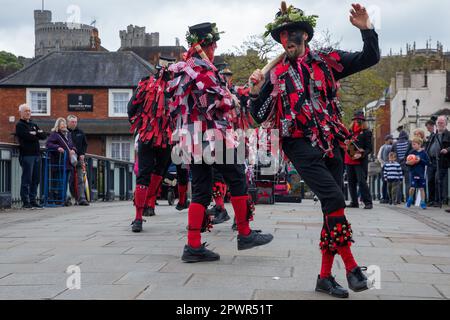 Windsor, Royaume-Uni. 1st mai 2023. Morris Dancers de Datchet Border Morris fête le jour de mai sur le pont de Windsor. May Day est un ancien festival européen marquant le début de l'été. Datchet Border Morris est un côté de danse entièrement masculin de Datchet dans le Berkshire, avec des couleurs rouge et noir dérivant de Buckinghamshire dont Datchet faisait partie à l'origine. Crédit : Mark Kerrison/Alamy Live News Banque D'Images