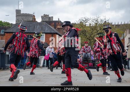 Windsor, Royaume-Uni. 1st mai 2023. Morris Dancers de Datchet Border Morris fête le jour de mai sur le pont de Windsor. May Day est un ancien festival européen marquant le début de l'été. Datchet Border Morris est un côté de danse entièrement masculin de Datchet dans le Berkshire, avec des couleurs rouge et noir dérivant de Buckinghamshire dont Datchet faisait partie à l'origine. Crédit : Mark Kerrison/Alamy Live News Banque D'Images