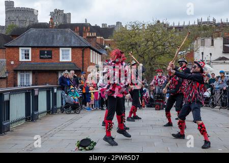 Windsor, Royaume-Uni. 1st mai 2023. Morris Dancers de Datchet Border Morris fête le jour de mai sur le pont de Windsor. May Day est un ancien festival européen marquant le début de l'été. Datchet Border Morris est un côté de danse entièrement masculin de Datchet dans le Berkshire, avec des couleurs rouge et noir dérivant de Buckinghamshire dont Datchet faisait partie à l'origine. Crédit : Mark Kerrison/Alamy Live News Banque D'Images