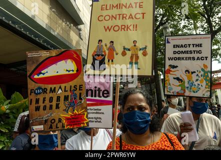 Kuala Lumpur, Malaisie. 1st mai 2023. Les gens tiennent des écriteaux lors du rassemblement du jour de mai à Kuala Lumpur. La Journée internationale des travailleurs, également connue sous le nom de Journée du travail dans certains pays et souvent appelée Journée de mai, est une célébration des travailleurs et des classes de travail qui est encouragée par le mouvement international du travail et qui se déroule chaque année le 1 mai. (Credit image: © Asyraf Rasid/ZUMA Press Wire) USAGE ÉDITORIAL SEULEMENT! Non destiné À un usage commercial ! Banque D'Images