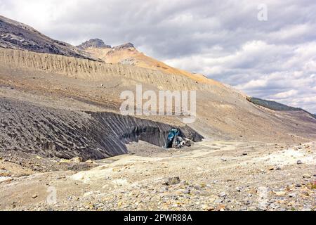 Glace sale et moraines Rocheuses au pied du glacier Athabasca dans le parc national Jasper Banque D'Images