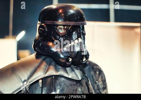 29 octobre 2022 - Ta'Qali, Malte: Un stormtrooper d'ombre de la franchise de film Star Wars portant une armure noire et un masque à un conventio de science-fiction Banque D'Images