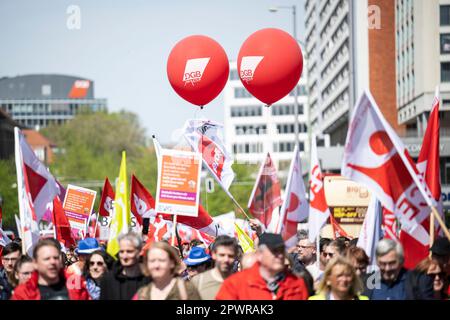 Berlin, Allemagne. 01st mai 2023. Les ballons avec logo DBB flottent au-dessus de la démonstration. Le jour du travail, une manifestation de la Fédération allemande des syndicats (DGB) a lieu sous la devise "solidarité ininterrompue". Credit: Hannes P. Albert/dpa/Alay Live News Banque D'Images