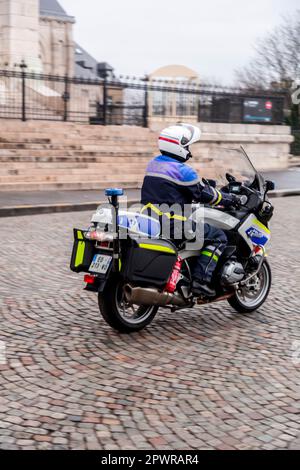 Paris, France - 19 janvier 2022 : policier français non identifié patrouilant sur une moto à Paris, France. Banque D'Images