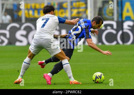 Milan, Italie. 30th, avril 2023. Henrikh Mkhitaryan (22) d'Inter et Felipe Anderson (7) du Latium vu dans la série Un match entre Inter et Latium à Giuseppe Meazza à Milan. (Crédit photo: Gonzales photo - Tommaso Fimiano). Banque D'Images