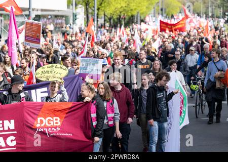 Berlin, Allemagne. 01st mai 2023. Les participants marchent dans la rue avec des bannières et des panneaux. Le jour du travail, une manifestation de la Confédération syndicale allemande (DGB) a lieu sous le slogan "solidarité ininterrompue". Credit: Hannes P. Albert/dpa/Alay Live News Banque D'Images