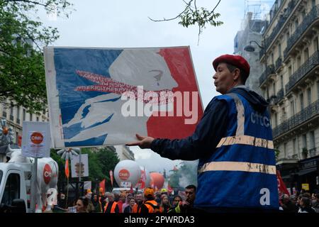 Paris, France. 1 MAI 2023. Plusieurs syndicats ont appelé à une grève nationale en France le jour de mai pour poursuivre leur lutte contre le projet de réforme des retraites, qui prévoit de faire passer l'âge de la retraite de 62 à 64 ans et qui fait face à la résistance des syndicats et des citoyens depuis janvier 2023. La réforme, qui est soutenue par le gouvernement Macron, comprend le report de l'âge légal de la retraite et est opposée par 68% de la population française. Credit: João Daniel Pereira/Alay Live News Banque D'Images