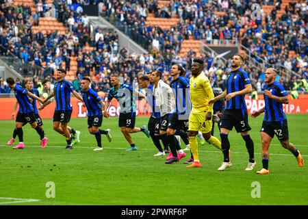Milan, Italie. 30th, avril 2023. Les joueurs d'Inter célèbrent la victoire après la série Un match entre Inter et Latium à Giuseppe Meazza à Milan. (Crédit photo: Gonzales photo - Tommaso Fimiano). Banque D'Images